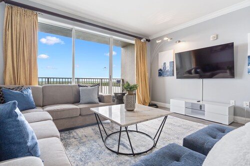 Condo is just  2 miles away from Disney, wonderful  Lake view family-sized