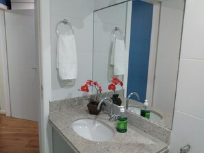 Basic Apartment | Bathroom | Shower, rainfall showerhead, towels, toilet paper - Guarapari - 5min da praia da areia preta (Guarapari)