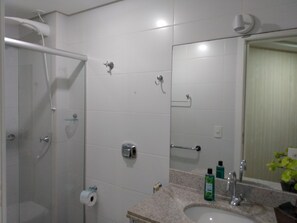Douche, douche à « effet pluie », serviettes fournies, papier toilette