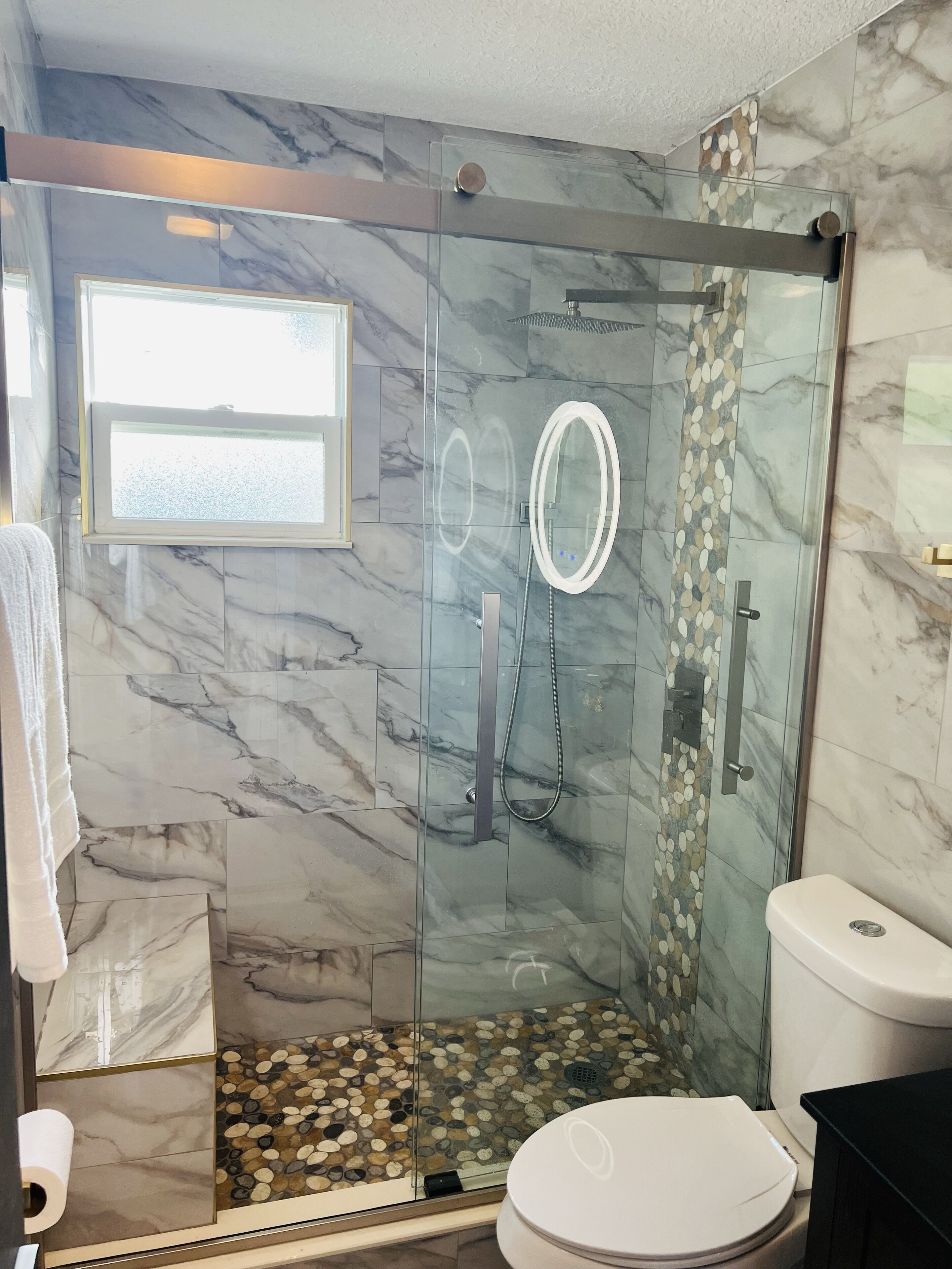 Douche, serviettes fournies, savon, papier toilette