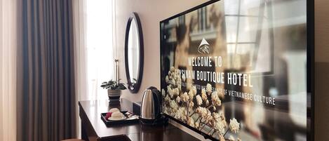 Minibar, desk, laptop workspace, free WiFi