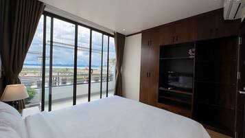 Family Apartment | Minibar, desk, laptop workspace, free WiFi