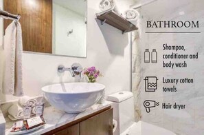 Departamento, 2 habitaciones | Baño | Regadera, amenidades de baño gratuitas, secadora de cabello, toallas 