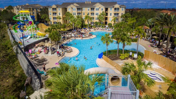 Un complexe hôtelier doté d’une grande piscine, d’un toboggan aquatique et de plusieurs espaces de détente.