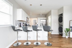 Kylskåp och kaffe- och tebryggare