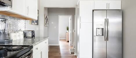 Een koelkast, een koffiezetapparaat/waterkoker