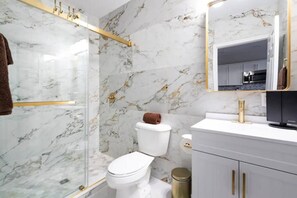 Hair dryer - Luxe Open-Concept Apt for 5/Balcony/Nr Bars/Shops (Louisville)