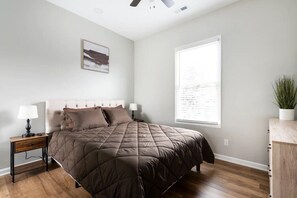 2 室のベッドルーム、デスク、アイロン / アイロン台、WiFi