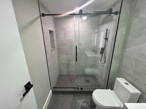 Shower, towels, soap, shampoo - ★MODERN 2 bed, 1 bath w/ patio! Great downtown location ★ (Albany)