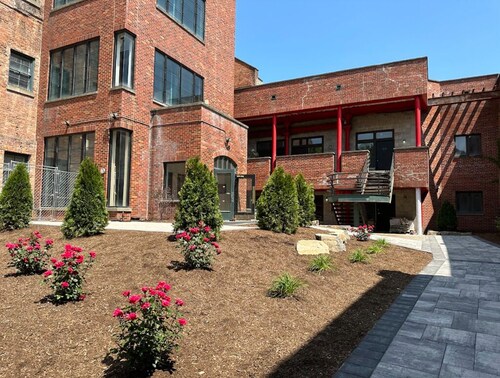 ★MODERN 2 bed, 1 bath w/ patio! Great downtown location ★