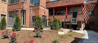 ★MODERN 2 bed, 1 bath w/ patio! Great downtown location ★