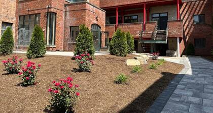 ★MODERN 2 bed, 1 bath w/ patio! Great downtown location ★