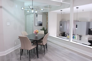 Dining - ★MODERN 2 bed, 1 bath w/ patio! Great downtown location ★ (Albany)