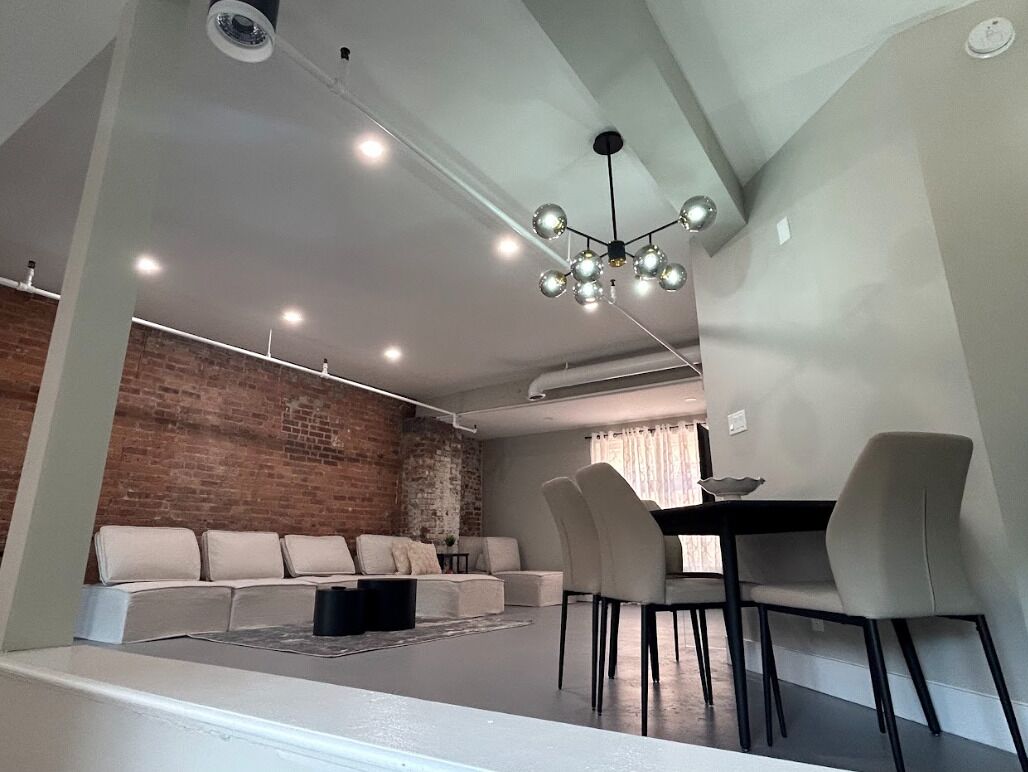 ★MODERN 2 bed, 1 bath w/ patio! Great downtown location ★