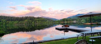 Rustic cabin w/hot tub and sauna on the lake with Mountain view
