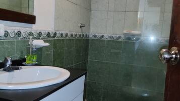 Dusch, handdukar, tvål och schampo