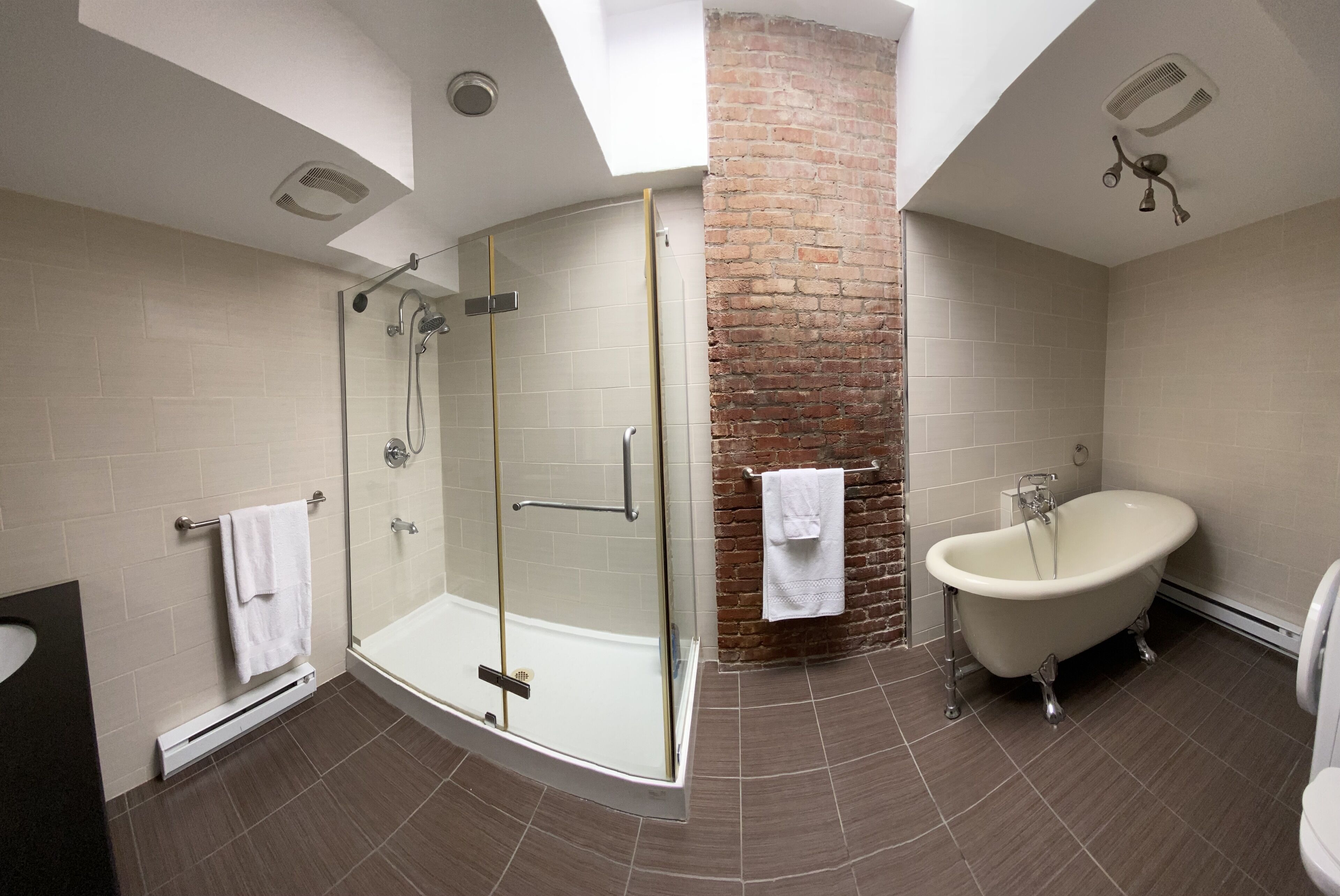 Douche, séchoir à cheveux, serviettes fournies, savon