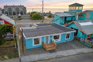 Exterior - NEW Steps to Beach, Prime City Center, Firepit, Hot Tub, PS5, Pet Friendly (Rockaway Beach)