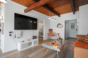 Smart TV, video games, books - NEW Steps to Beach, Prime City Center, Firepit, Hot Tub, PS5, Pet Friendly (Rockaway Beach)