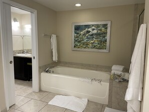 SĂšche-cheveux, serviettes fournies, papier toilette