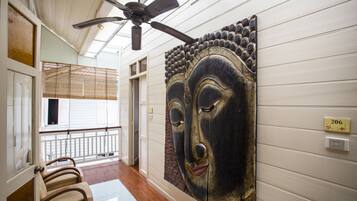 En 32-tommers Flatskjerm-TV med digitale kanaler samt TV og Netflix