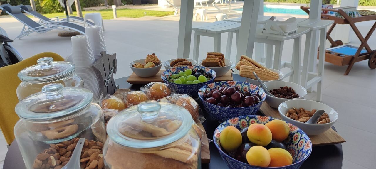 Un ricco buffet per la colazione con diverse pietanze e salse.