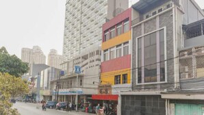 Un edificio de varios pisos con espacios comerciales y residenciales.