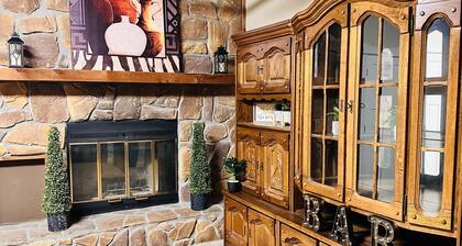 Cabin Retreat 10 min to the Casino & Downtown Water Park White Water Rafting!