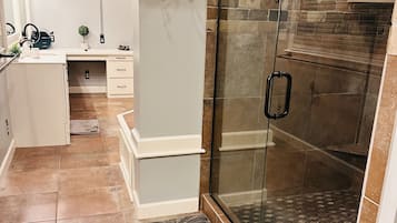 Shower, jetted bath, hair dryer, towels