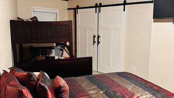 6 habitaciones, escritorio, tabla de planchar con plancha y wifi