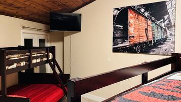 6 bedrooms, desk, iron/ironing board, WiFi