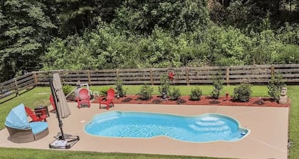 Cabin Retreat 10 min to the Casino & Downtown Water Park White Water Rafting!