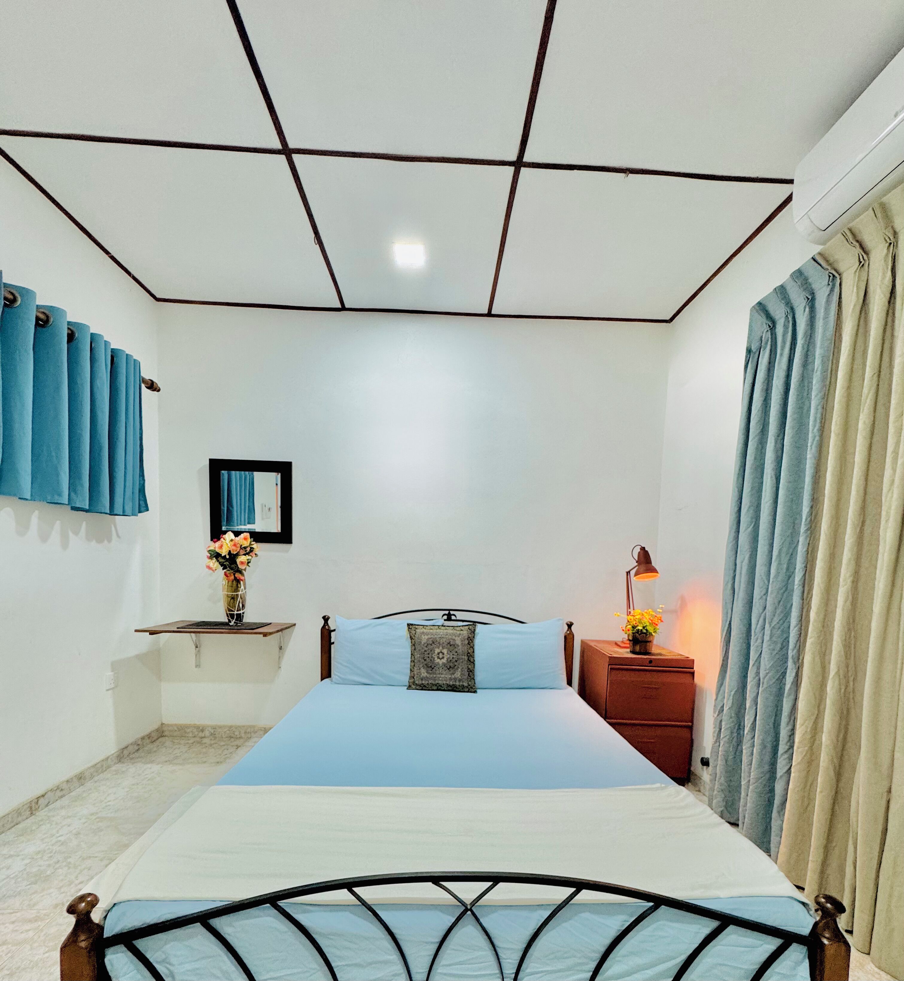 Sistema de insonorización, tabla de planchar con plancha y wifi gratis 