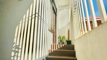 Habitación triple familiar | Edredón, insonorización, tabla de planchar con plancha y wifi gratis