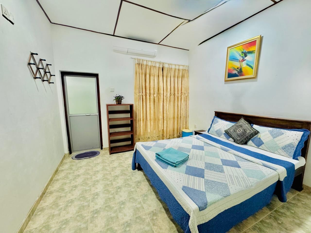 Sistema de insonorización, tabla de planchar con plancha y wifi gratis 