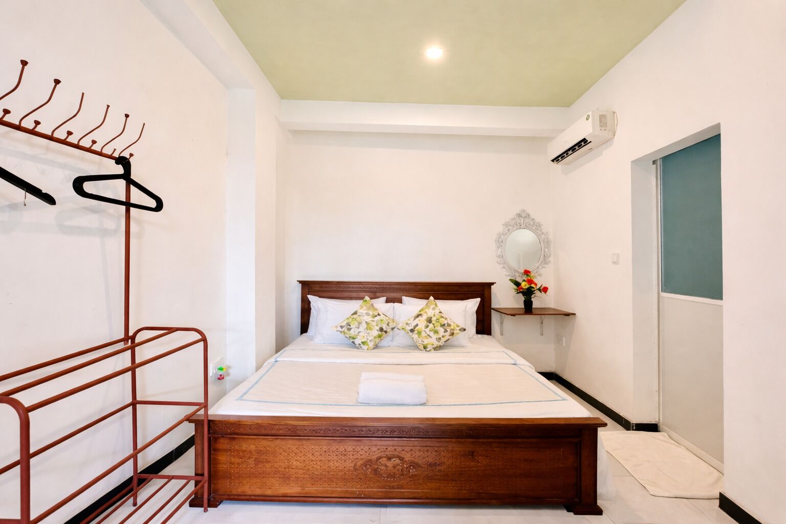 Sistema de insonorización, tabla de planchar con plancha y wifi gratis 