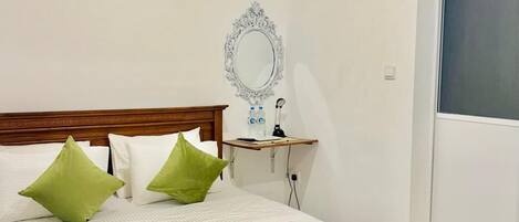 Deluxe Room, 1 King Bed, Non Smoking | Room amenity