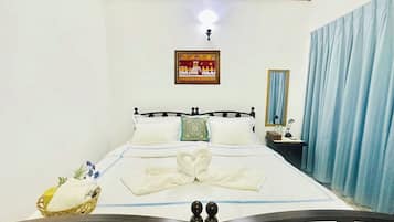 Phòng Deluxe, 1 giường cỡ king | Phòng cách âm, bàn ủi/dụng cụ ủi quần áo