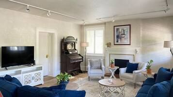 Smart TV, books, stereo