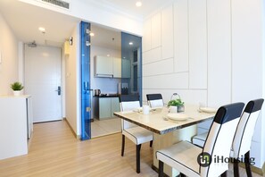Apartamento Confort, 2 habitaciones, vistas a la ciudad | Servicio de comidas en la habitación