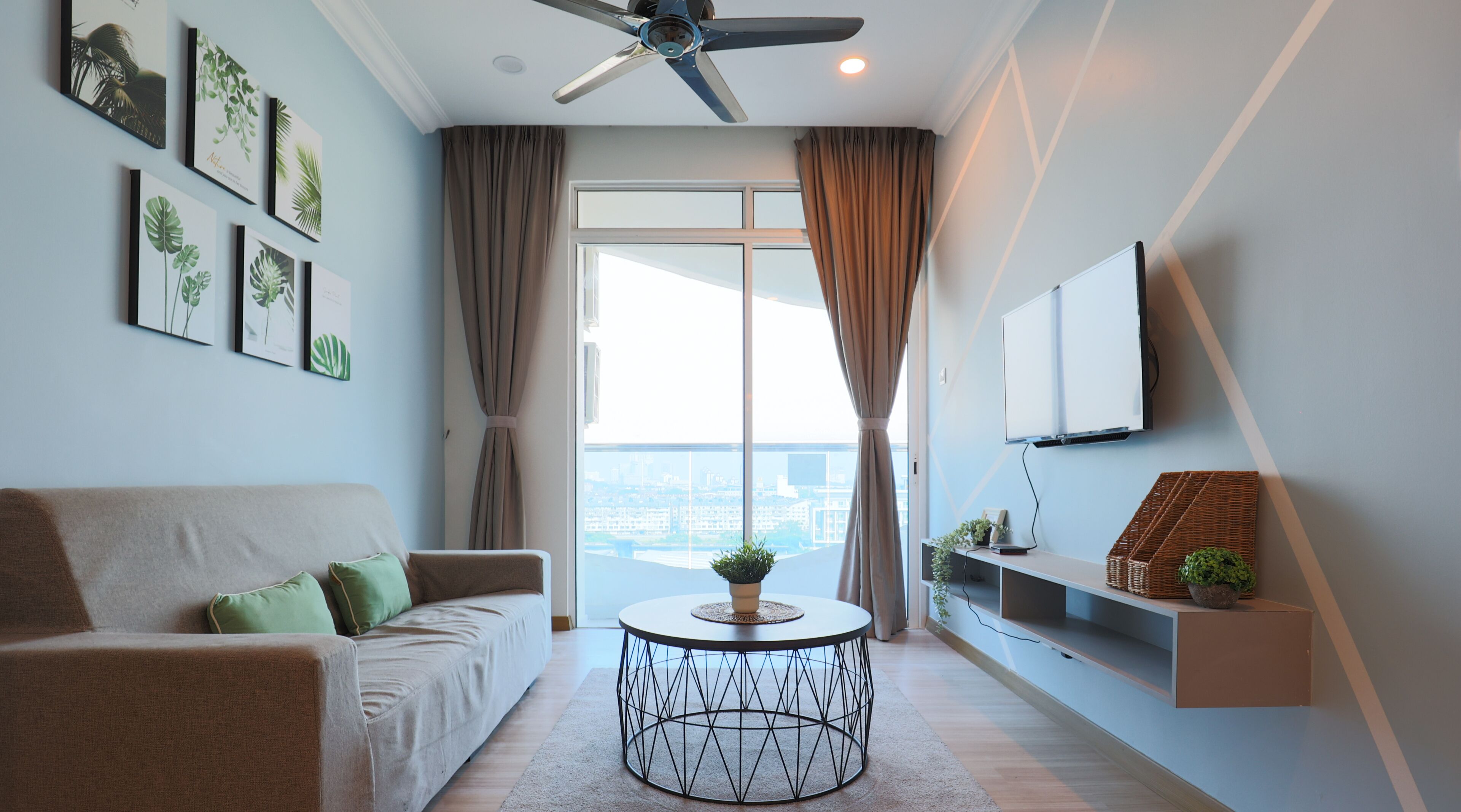 シグネチャー アパートメント 2 ベッドルーム プールアクセス シティビュー | リビング エリア | 60 インチのLED テレビ (ケーブル放送視聴可)、テレビ