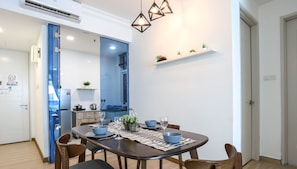 Apartamento luxo, 2 quartos, acesso à piscina | Opções para refeição no quarto