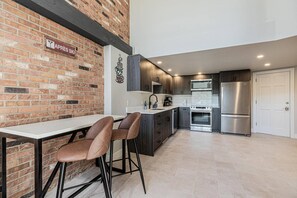 Frigorifero, microonde, forno, piano cottura