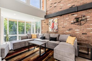 Smart-TV, Kamin, Bücher