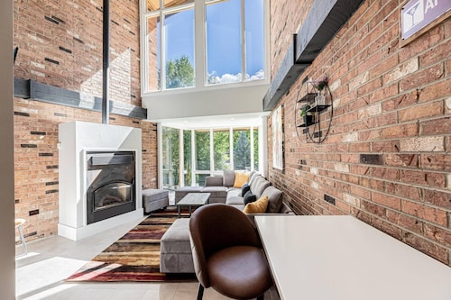 Steps to Resort/Free Town Bus-Mtn View-Fireplace-Remodeled w/Casper Mattresses-5 Smart TV's & More