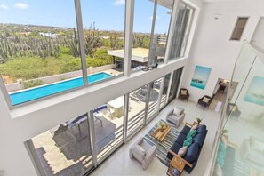 المنشأة من الداخل