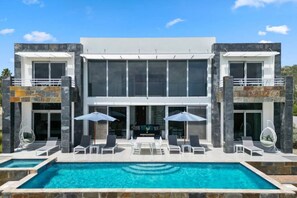 Outdoor pool - Hilltop Mansion | 8 min to Palm Beach | by Bocobay (Noord)
