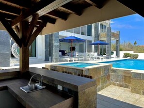 Outdoor pool - Hilltop Mansion | 8 min to Palm Beach | by Bocobay (Noord)