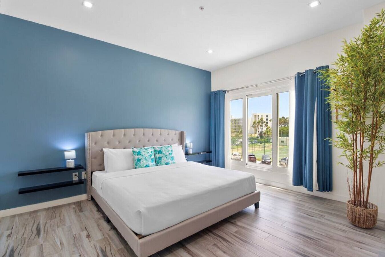 3 habitaciones, tabla de planchar con plancha, wifi y ropa de cama 