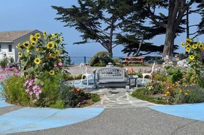 Terrace/patio - Sparkling Clean, Private & Quiet! Amazing Ocean Views [5] (Brookings)